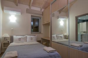 מיטה או מיטות בחדר ב-Ontas Villa Loutraki Platanias