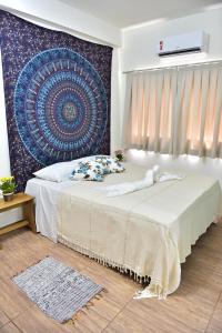 - une chambre avec 2 lits et une tapisserie sur le mur dans l'établissement Guaiamu Suítes Ilhabela, à Ilhabela