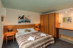 ザンクト・アントン・アム・アールベルクにあるIbex Lodgeのベッドルーム1室(ベッド1台、タオル2枚付)