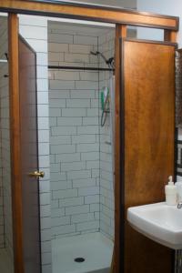 uma casa de banho com um chuveiro e um lavatório. em Interfaith Retreats em Nova York
