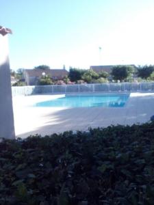 maison domaine du lac, piscineの敷地内または近くにあるプール