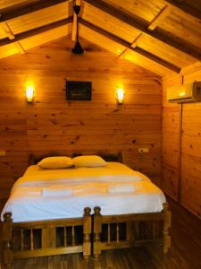 Postel nebo postele na pokoji v ubytování Palolem Luxuries Beach Cottages