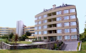 a tall building with a staircase in front of it at Cariló Sul Mare in Carilo