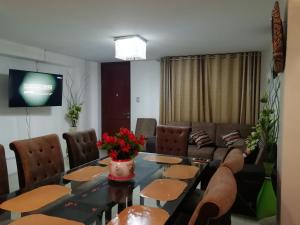 sala de estar con mesa y sofá en CASA F'BALUA en Tacna