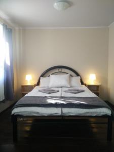 a bedroom with a bed with two lamps on it at Casa Chayito in Santa María