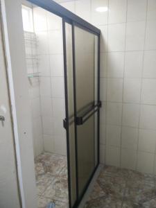 um chuveiro com uma porta de vidro na casa de banho em Casa Chayito em Santa María