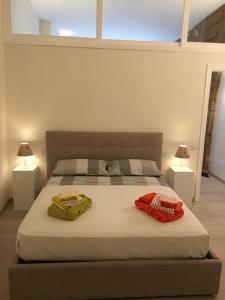 Un dormitorio con una cama con dos almohadas encima. en Appartamento Malabranca, en Orvieto