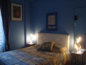 a bedroom with a bed and two lamps on tables at La Casa Dei Gerani in Rome