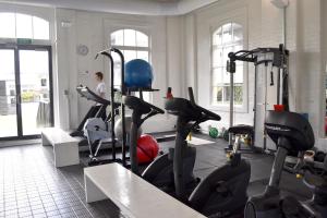 un gimnasio con un montón de bicicletas estáticas en una habitación en Downtown Townhouse Special en Auckland