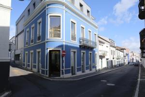um edifício azul e branco ao lado de uma rua em Sophia em Ponta Delgada