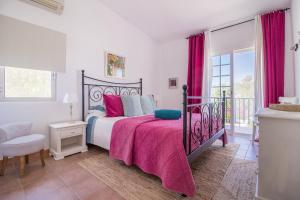 sypialnia z łóżkiem z różowym kocem w obiekcie Farm of Dreams Algarve w mieście Almancil