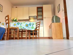 Kuchyňa alebo kuchynka v ubytovaní Holiday home in Rosolina Mare 26701