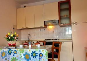 Kuchyňa alebo kuchynka v ubytovaní Holiday home in Rosolina Mare 26701