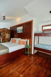 a bedroom with a bed and two bunk beds at Kalani Hawaii Private Lodging in Pupukea