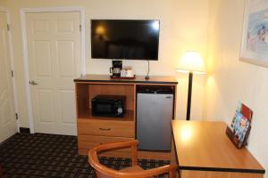 TV tai viihdekeskus majoituspaikassa Riverside Inn & Suites Santa Cruz