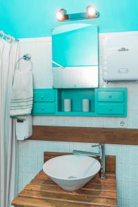 y baño con lavabo y espejo. en RocaMar Hostel Boutique, en Punta del Este