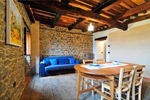 a living room with a table and a blue couch at Casa Vacanze Le Muse Sillico in Pieve Fosciana