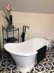een groot wit bad in de badkamer bij LivingRoom 4B self Check-in 24h in Katowice