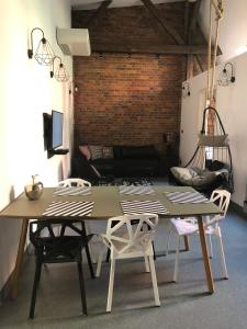 una mesa y sillas en una habitación con sofá en LivingRoom 4A self Check-in 24h, en Katowice