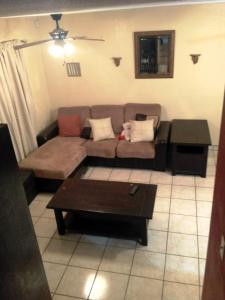 恩塞納達港的住宿－Casa Gamboa，带沙发和咖啡桌的客厅
