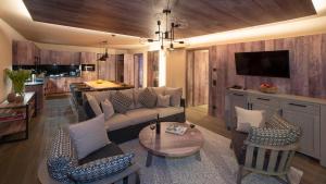 Televízia a/alebo spoločenská miestnosť v ubytovaní Mountain Spa Residences