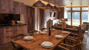 Televízia a/alebo spoločenská miestnosť v ubytovaní Mountain Spa Residences