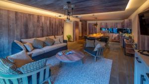 Televízia a/alebo spoločenská miestnosť v ubytovaní Mountain Spa Residences