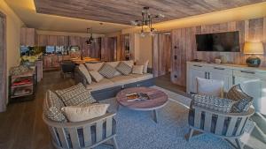 Televízia a/alebo spoločenská miestnosť v ubytovaní Mountain Spa Residences