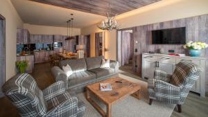 Televízia a/alebo spoločenská miestnosť v ubytovaní Mountain Spa Residences