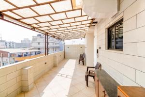 balcón con banco y ventana en Hotel City Inn, en Ahmedabad