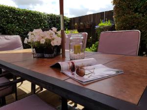 einen Tisch mit einer Serviette und Blumen darauf in der Unterkunft Villa Te Soro Bed and breakfast in Auckland