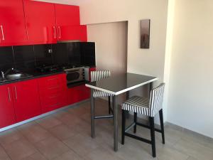 Kuchyň nebo kuchyňský kout v ubytování roomotel.com