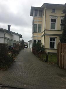 einen gemauerten Gehweg vor einem Gebäude in der Unterkunft Ferienvilla Waldstraße Wohnung Nr. 4 in Bansin