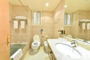 Ένα μπάνιο στο Cayam Hotel