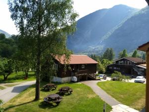 vista su un rifugio con montagne sullo sfondo di Flåm Hostel a Flåm