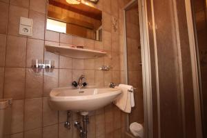 un bagno con lavandino e specchio di Haus Rosi a Umhausen