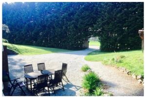 - une table et des chaises installées au-dessus d'une terrasse dans l'établissement 81 Weyer, à Kirchberg am Wechsel