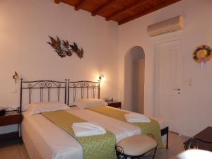 Posteľ alebo postele v izbe v ubytovaní Nisiotiko house in Tinos near the beach