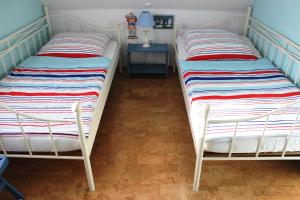 ネスマージールにあるHaus Majaのベッド2台が隣同士に設置された部屋です。
