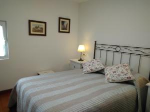 - une chambre avec un lit et 2 oreillers dans l'établissement Casa la Isabelica, à Belmonte