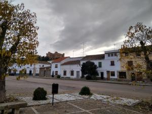 una calle vacía en una ciudad con edificios blancos en Casa la Isabelica, en Belmonte