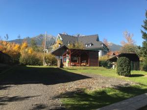 uma casa com uma entrada de cascalho em frente em Vila Bellis em Tatranská Lomnica