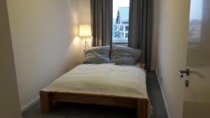 ジブヌベクにあるLa Dolce Vita 1の窓付きの客室の小さなベッド1台分です。