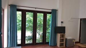 TV a/nebo společenská místnost v ubytování Sanfhan Resort-SHA Plus + 25 fotografií