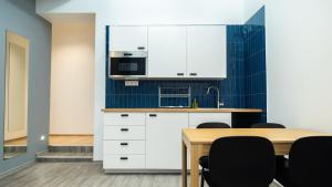 Kuchyňa alebo kuchynka v ubytovaní BpR Downtown Gemstone Apartments