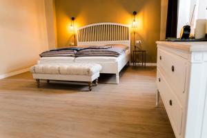 Tempat tidur dalam kamar di Ferienwohnungen Stadtboutique