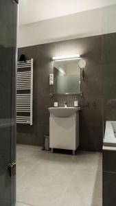 Kúpeľňa v ubytovaní BpR Downtown Gemstone Apartments