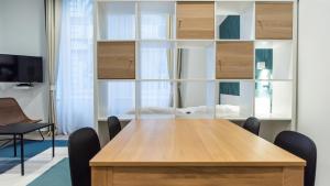 Televízia a/alebo spoločenská miestnosť v ubytovaní BpR Downtown Gemstone Apartments