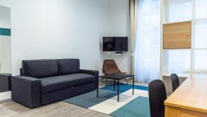 Televízia a/alebo spoločenská miestnosť v ubytovaní BpR Downtown Gemstone Apartments