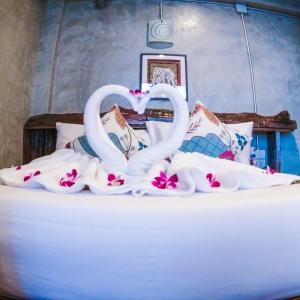 Postel nebo postele na pokoji v ubytování Baan Tubkaek Hotel
